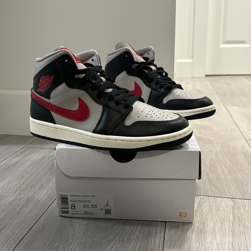 Women’s Air Jordan 1 Mid BRAND NEW